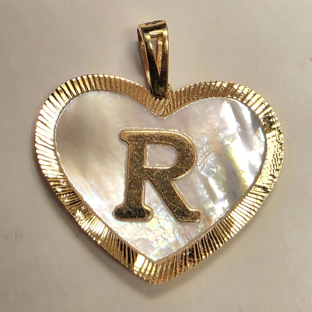 🪷18k R Initial And Mother Of Peart Heart Pendant